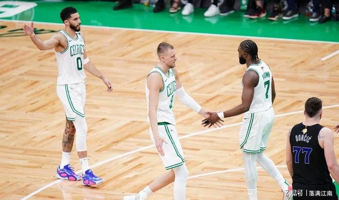 体育中国-爵士险胜福建队，塔图姆带队取胜