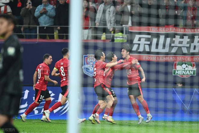 体育app-上港主场逆转申花，迎来关键胜利